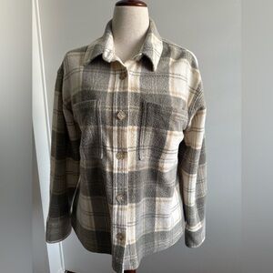 American Eagle Plaid cozy fit button up. Size small. 🤎
